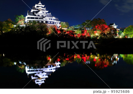 【岡山県】紅葉ライトアップで川面に映える岡山城（令和の大改修後） 95925686