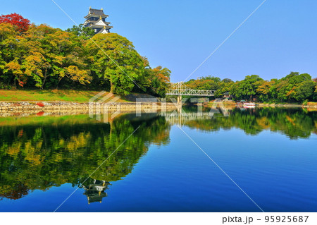 【岡山県】川面に映える岡山城（令和の大改修後） 95925687