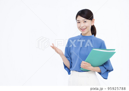 説明をしている30代のビジネスウーマン 説明をしている30代のビジネスウーマン 95925788