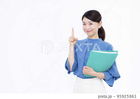 指差しをしている30代のビジネスウーマン 95925861
