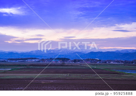 田園風景と白山連峰 田園風景と白山連峰 95925888