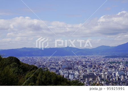 京都 東山 青龍殿から望む、京都市街地(五条、嵐山等)(南西方向、秋) 京都 東山 青龍殿から望む、京都市街地(五条、嵐山等)(南西方向、秋) 95925991