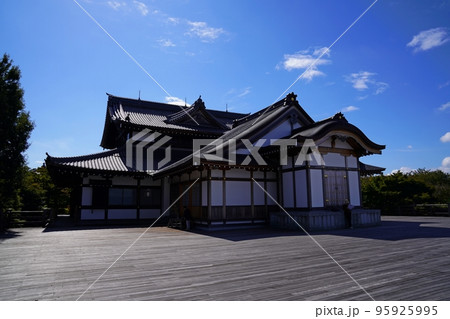 京都　東山　 将軍塚青龍殿　大舞台から見た青龍殿（秋） 95925995