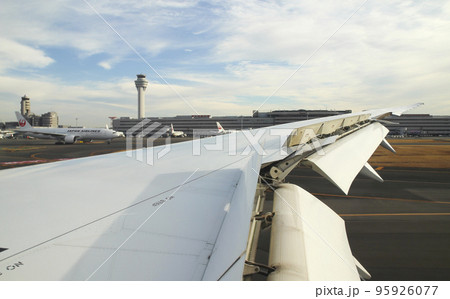 空港に着陸する飛行機 95926077