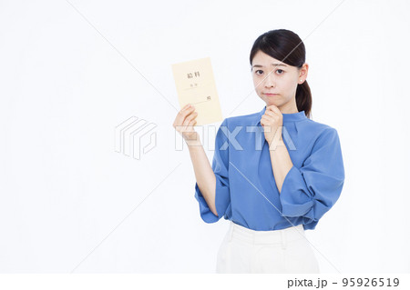 給料袋を持って悩んでいる30代のビジネスウーマン 95926519
