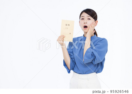 給料袋を持ってびっくりしている30代のビジネスウーマン 95926546