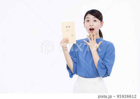 給料袋を持って笑顔でびっくりしている30代のビジネスウーマン 95926612