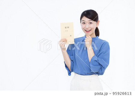 給料袋を持って笑顔でびっくりしている30代のビジネスウーマン 給料袋を持って笑顔でびっくりしている30代のビジネスウーマン 95926613
