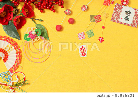 和小物の年賀状素材｜黄色背景 95926801