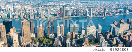 Panorama aerial view of the East River and mid-Manhattan skyscrapers 95926803