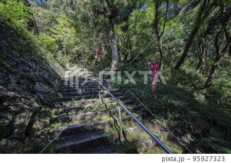 日龍峯寺　高澤観音境内の景色　北条政子の寄進した多宝塔のある寺 95927323