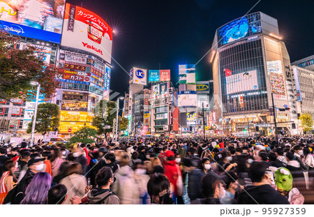 日本の東京都市景観 ハロ本番。3年ぶり自粛要請なしの渋谷ハロウィン。屋外で感染リスクは少ない=31日 日本の東京都市景観 ハロ本番。3年ぶり自粛要請なしの渋谷ハロウィン。屋外で感染リスクは少ない=31日 95927359