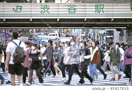 日本の東京都市景観 入国制限撤廃、外国人の個人旅行も解禁…渋谷は多くの人出＝10月11日 95927818