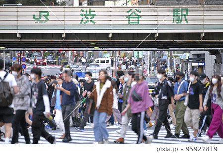 日本の東京都市景観 入国制限撤廃、外国人の個人旅行も解禁…渋谷は多くの人出＝10月11日 95927819