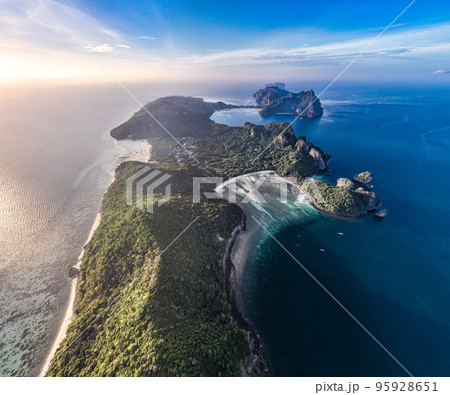 Aerial view of Loh Lana Bay at sunset in koh Phi Phi islands, Krabi, Thailand 95928651