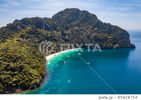 Aerial view of Loh Dalum and tonsai beach in koh Phi Phi islands, Krabi, Thailand 95928754