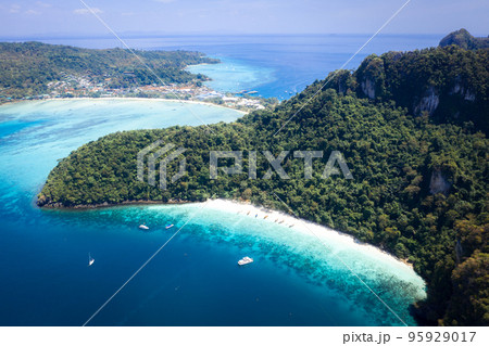 Aerial view of Loh Dalum and tonsai beach in koh Phi Phi islands, Krabi, Thailand 95929017