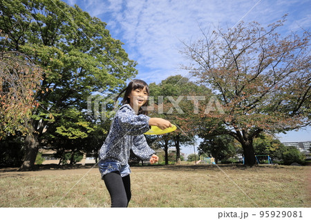 フリスビーをする女子小学生 (8歳) 95929081