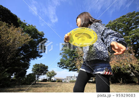 フリスビーをする女子小学生 (8歳) 95929083