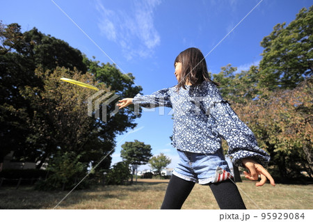 フリスビーをする女子小学生 (8歳) 95929084
