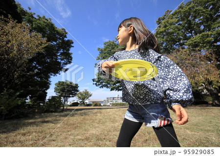 フリスビーをする女子小学生 (8歳) 95929085