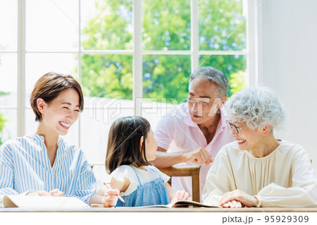 自宅で勉強する小学生を見守る家族 自宅で勉強する小学生を見守る家族 95929309