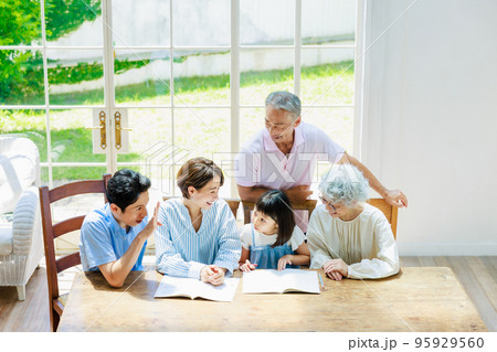 自宅で勉強する小学生を見守る家族 95929560