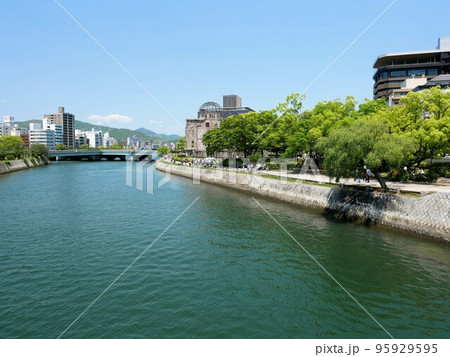 元安川と原爆ドーム　（広島市） 95929595