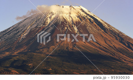 雪化粧した夕暮れの紅富士・クローズアップ 雪化粧した夕暮れの紅富士・クローズアップ 95930030