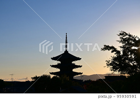 秋の夕暮れに京都市東山の維新の道から望む八坂の塔 95930591