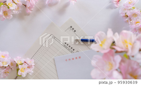 履歴書・職務経歴書と封筒│春・就職活動イメージ 95930639