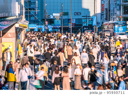 日本の東京都市景観 第8波の前奏曲…屋外での感染リスクはほぼないが…換気不足…=10月23日、新宿駅 日本の東京都市景観 第8波の前奏曲…屋外での感染リスクはほぼないが…換気不足…=10月23日、新宿駅 95930711