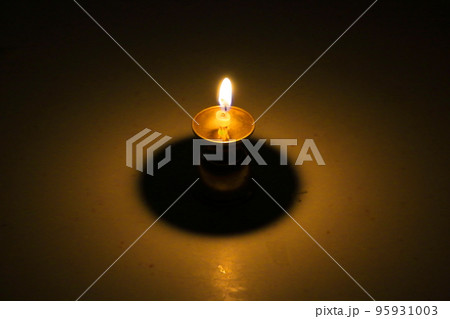 燭台の上のロウソクと炎 燭台の上のロウソクと炎 95931003