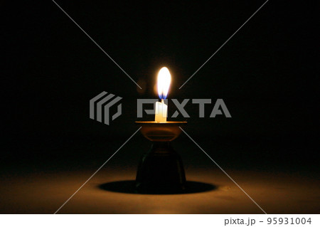 燭台の上のロウソクと炎 95931004