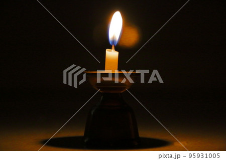 燭台の上のロウソクと炎 燭台の上のロウソクと炎 95931005
