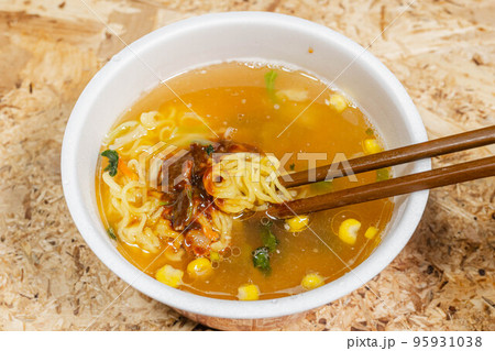 食べる直前のカップ麺 95931038