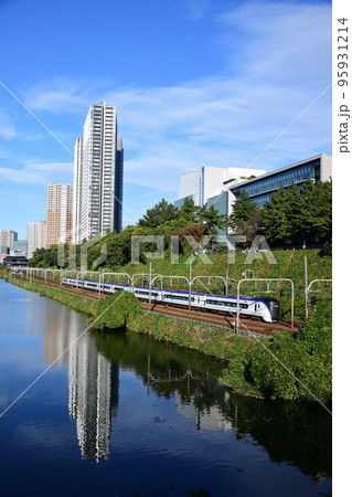 外濠を走るE353系特急電車かいじ号 95931214