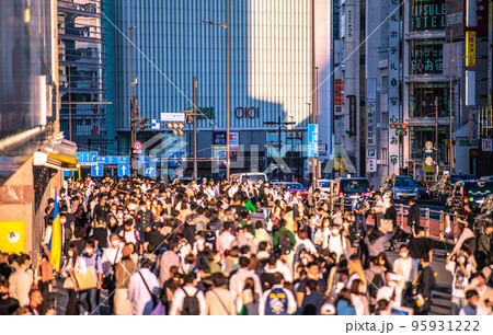 日本の東京都市景観 第8波の前奏曲…屋外での感染リスクはほぼないが…換気不足…=10月23日、新宿駅 95931222