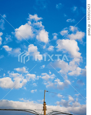散らばる雲と青空 散らばる雲と青空 95931423