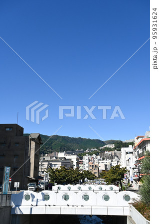 静岡県熱海サンビーチ沿いの街の風景 95931624