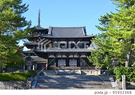 奈良県斑鳩の世界遺産法隆寺の国宝中門と五重塔 95932368