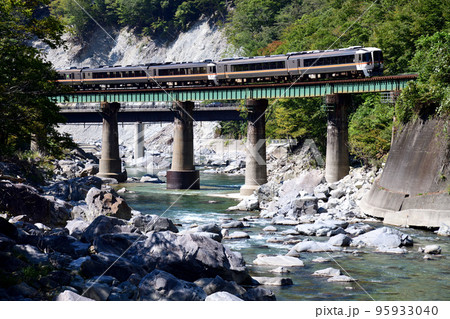 飛騨川の鉄橋を渡る高山本線特急ひだ号 95933040