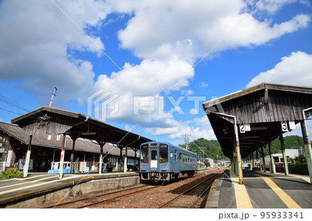 天竜浜名湖鉄道 レトロな天竜二俣駅に停まる単行列車 95933341