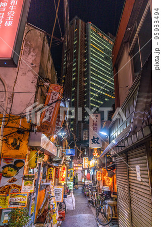 日本の東京都市景観 三軒茶屋駅すぐの飲み屋街「三茶3番街」（三軒茶屋三角地帯）などを望む 95933494