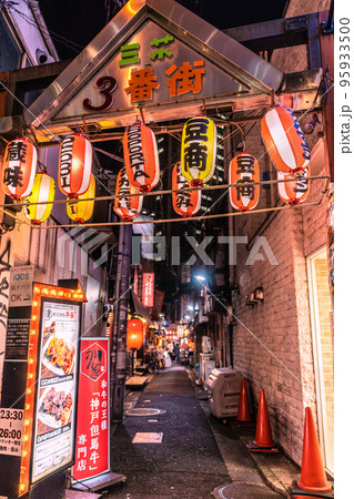日本の東京都市景観 三軒茶屋駅すぐの飲み屋街「三茶3番街」（三軒茶屋三角地帯）などを望む 95933500