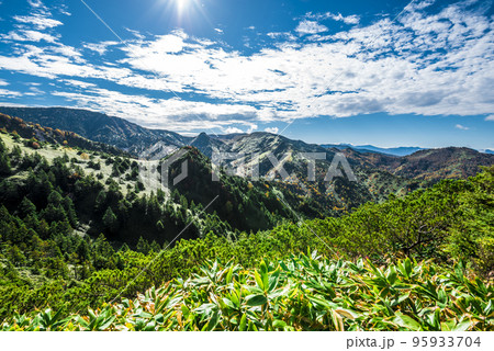 《長野県》志賀高原 秋の紅葉に染まる横手山のぞき 《長野県》志賀高原 秋の紅葉に染まる横手山のぞき 95933704