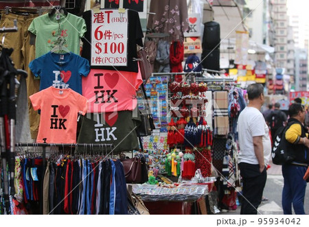 香港の下町モンコックの女人街と呼ばれる市場。安い服が売られて観光客も多い 香港の下町モンコックの女人街と呼ばれる市場。安い服が売られて観光客も多い 95934042