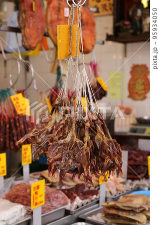香港・徳輔道西で売られる鴨の燻製 95934050