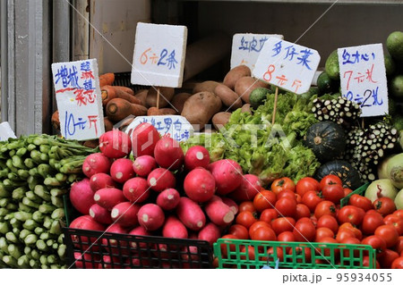 香港の市場の野菜。中国野菜と西洋野菜が混在して売られている 香港の市場の野菜。中国野菜と西洋野菜が混在して売られている 95934055
