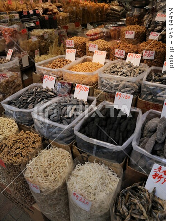 香港・徳輔道西の干し貝柱、塩干し魚などを売る店。何の料理に使うのか分からないものもある 95934459